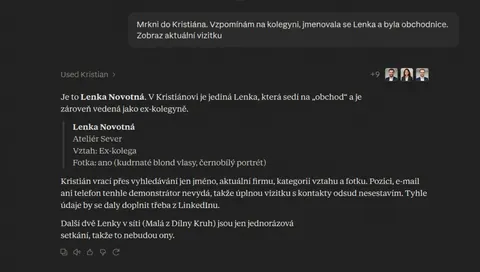 Ukázka chatu, který podle popisu hledá člověka v kontaktech a upozorňuje na omezení nalezených údajů