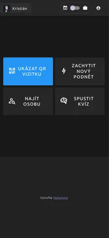 Mobilní úvodní obrazovka s volbami ukázat QR vizitku, zachytit podnět, najít osobu a spustit kvíz